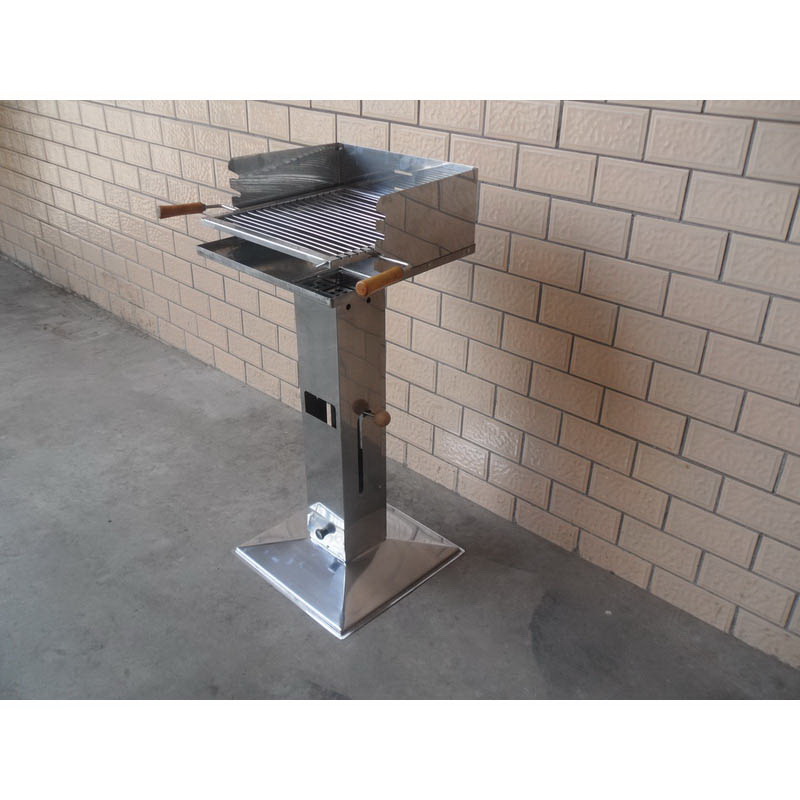 Adjustable outdoor cooking grill