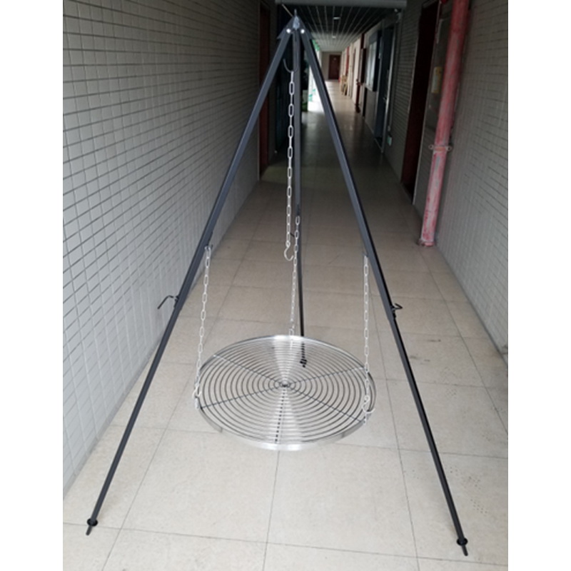 Tripod grill with cooking grid